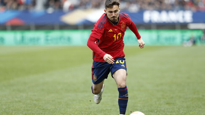 Rodri conduce el balón en el amistoso de la selección española sub 21 ante Francia.
