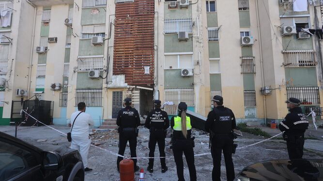 Policías locales de Sevilla, este martes, en el bloque de la explosión.