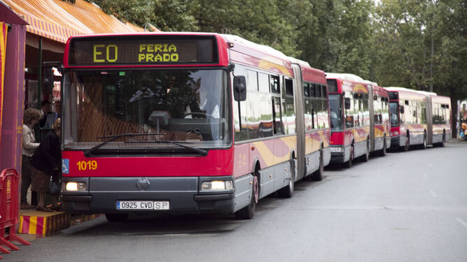 Autobuses de Tussam junto a la portada de la Feria, en una imagen de archivo.