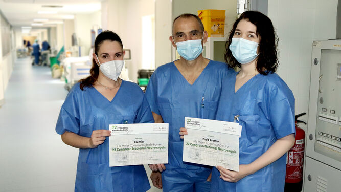 Las premiadas, las doctoras Cristina Romero y Ángeles Cañizares, con el jefe de Servicio de Neurocirugía al centro, el doctor Julio Valencia.