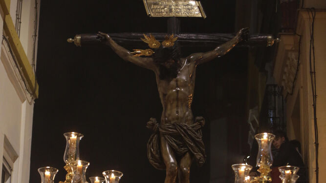 Con el Cristo del Amor muerto camino del Salvador se llega a la cima del espléndido Domingo de Ramos.