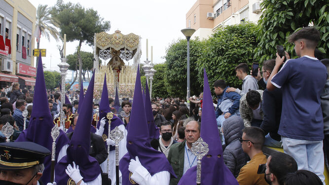 La Virgen del Amor recorriendo las calles del barrio de Pino Montano el pasado Viernes de Dolores.