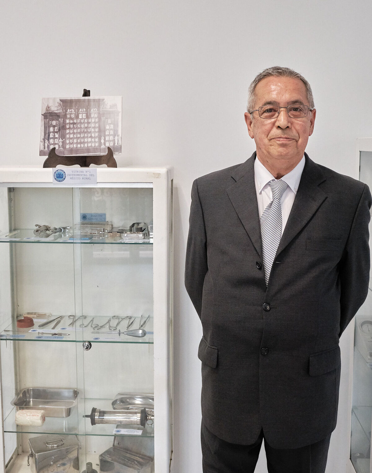 José Manuel Lage, promotor del Museo, al lado de una de las vitrinas de la exposición.