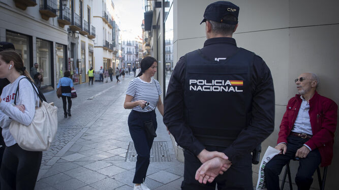 Un policía nacional en el cruce de Tetuán y Rioja.