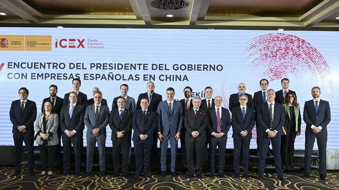 El presidente del Gobierno, Pedro Sánchez, en el centro, posa para la foto de familia tras su encuentro con un grupo de empresarios españoles afincados en China, entre ellos, el director de la oficina de LaLiga en China, Sergi Torrents.