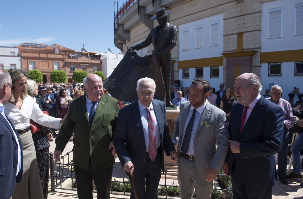 La Inauguraci&oacute;n del monumento a Curro Romero en la plaza de toros de La Algaba, en im&aacute;genes