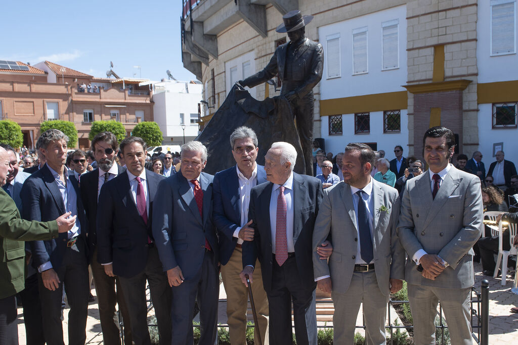 La Inauguraci&oacute;n del monumento a Curro Romero en la plaza de toros de La Algaba, en im&aacute;genes