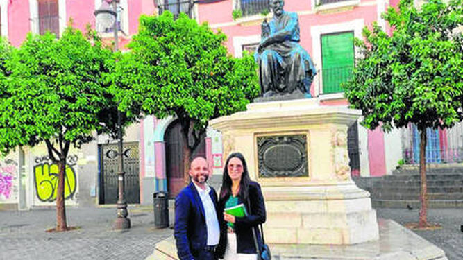 Karen Mendoza y Víctor Caldera, en la plaza del Salvador, junto a la estatua de Martínez Montañés.