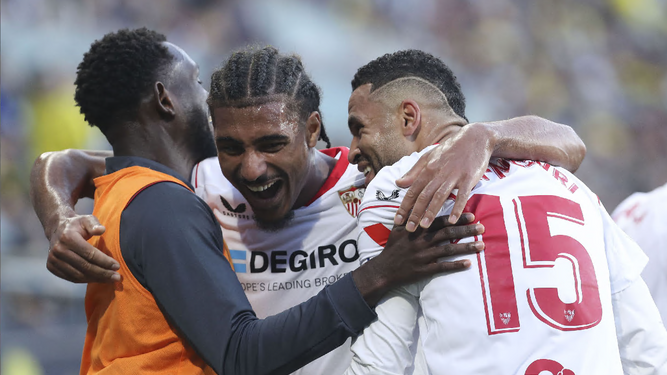 Nianzou, Badé y En-Nesyri se abrazan tras el gol de éste en Cádiz.