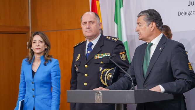 Antonio Sanz, consejero de Presidencia, presenta el balance de la Policía autonómica.