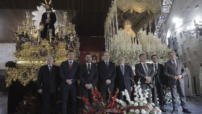 José Castro posa junto al resto de la delegación sevillista y los miembros de la hermandad ante los pasos de San Pablo.