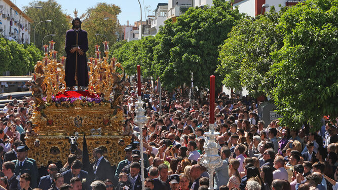 Una multitud contempla el paso del Cautivo de Santa Genoveva.