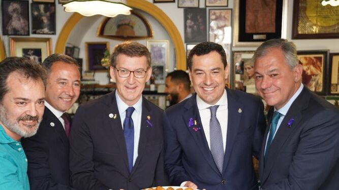 Feijóo y Juanma Moreno, junto a José Luis Sanz y Ricardo Sánchez, en un restaurante de Sevilla este Martes santo.