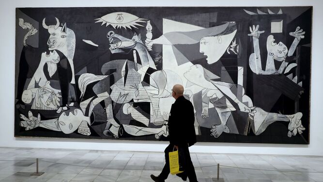 Imagen de archivo de un visitante pasa frente al Guernica, en el Museo Reina Sofía de Madrid.