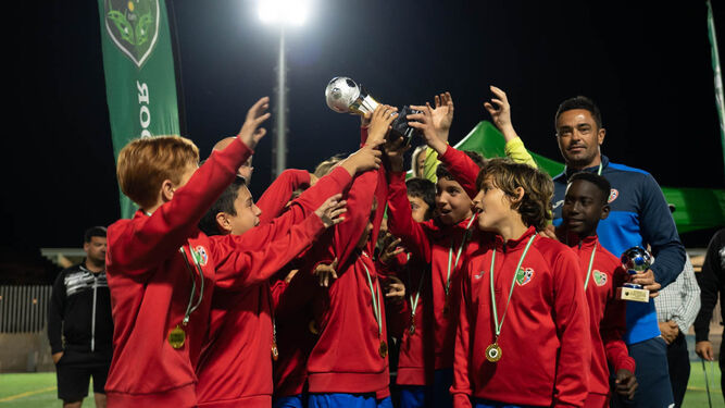 Uno de los equipos campeones del III Torneo Los Eucaliptos CUP levanta el trofeo.