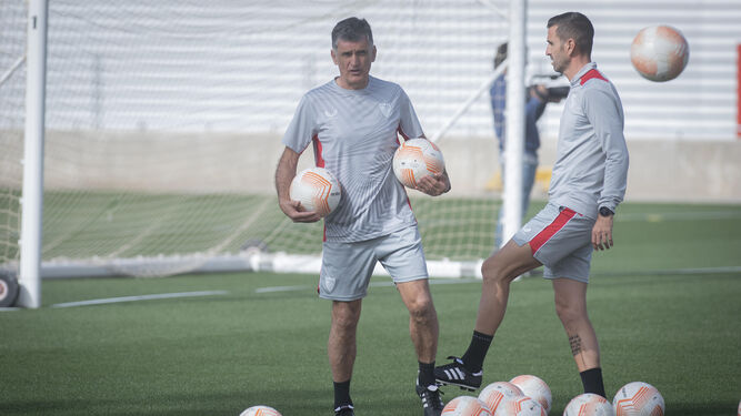 Mendilibar, junto a Fran Rico, durante el entrenamiento de este lunes, con balones de la UEL.