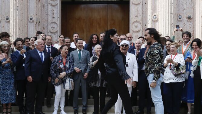 Juanma Moreno, observa a Farruquito bailar junto a representantes del Flamenco tras la aprobación en el pleno del Parlamento andaluz