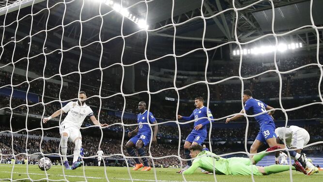 Karim Benzema hace el primer gol del Real Madrid al Chelsea.