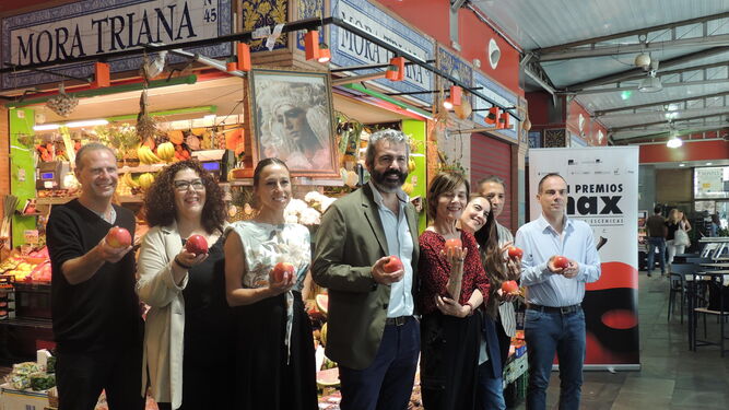 Los artistas andaluces seleccionados a los Max, junto con José Lucas Chaves, director de la SGAE en Andalucía, en el Mercado de Triana.