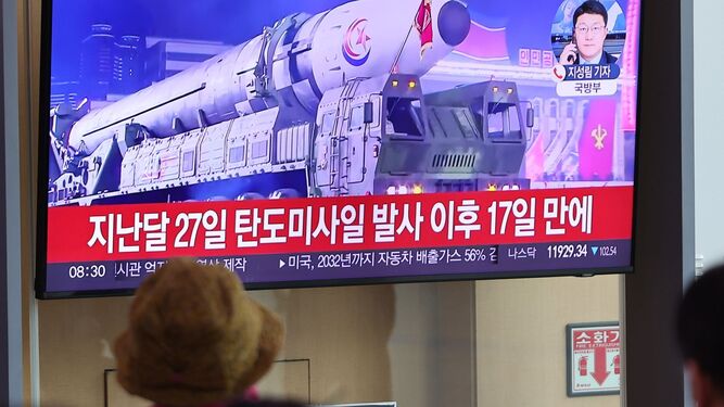 Varias personas observan la noticia del lanzamiento en Seúl.