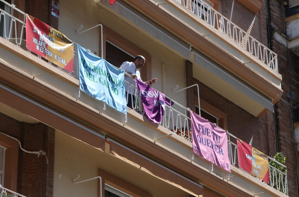Banderolas y colgaduras en los balcones de Los Remedios