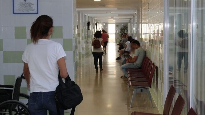 Varias personas esperando en uno de los centros de salud afectados por la falta de pediatras.