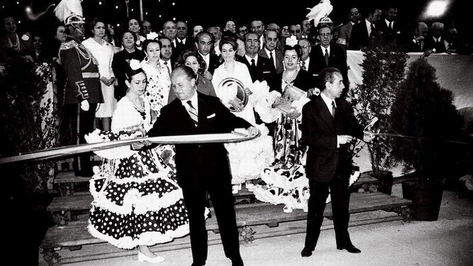 El alcalde Juan Fernández corta la cinta con la que se inauguró la  Feria en Los Remedios en 1973.