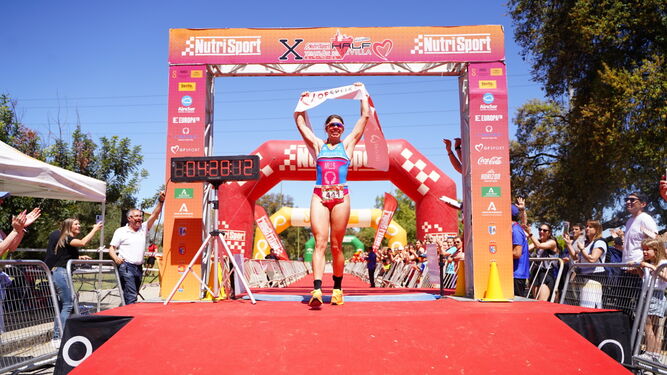 Kate Mills, norteamericana residente en Sevilla, entra en la meta como ganadora.