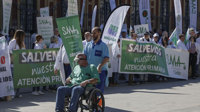 Manifestación de sanitarios en las puertas de San Telmo.