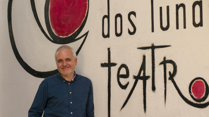 El actor, director y productor David Fernández Troncoso, fotografiado en el exterior de Dos Lunas, la escuela que dirige.