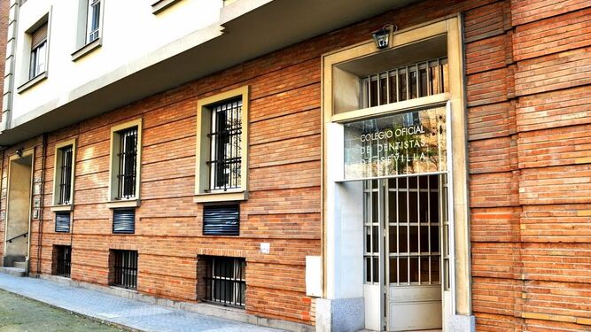 La entrada principal del Colegio de Dentistas de Sevilla.