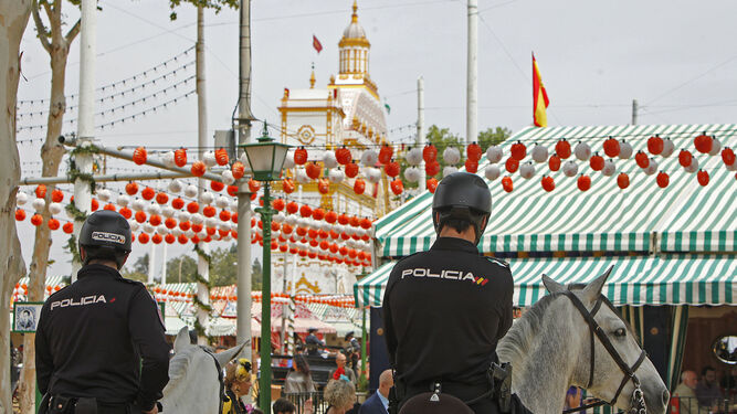 Policías nacionales a caballo en la Feria de Abril.