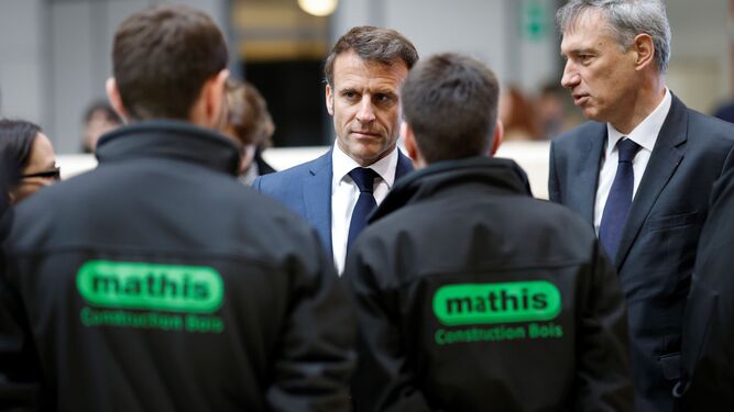 El presidente francés, Emmanuel Macron, charla con algunos trabajadores.
