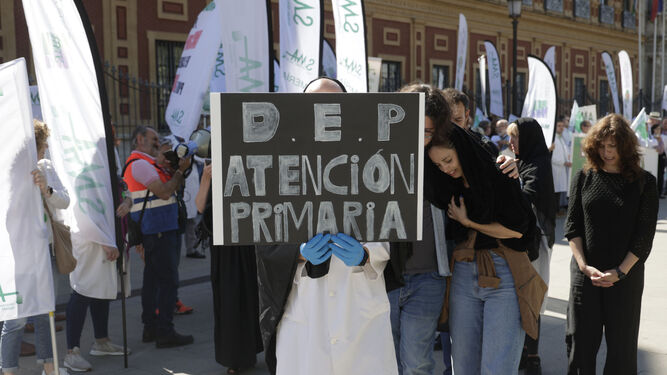 Protesta de los profesionales del Sindicato  Médico  Andaluz frente al Palacio de San Telmo.
