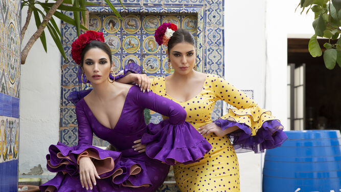 Dos jóvenes vestidas de flamenca con diseños de la firma Aires de Feria.