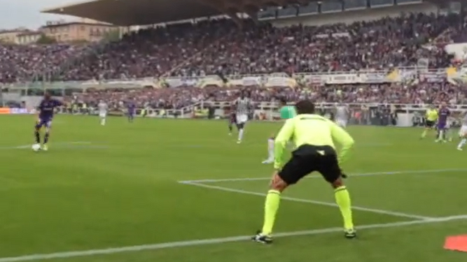 Joaquín dispara para marcarle el gol a la Juventus.