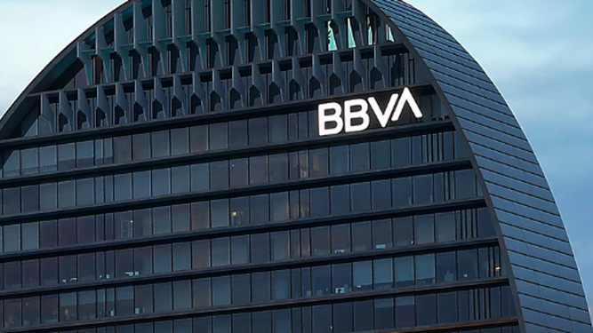 Edificio emblemático con el logo del BBVA.