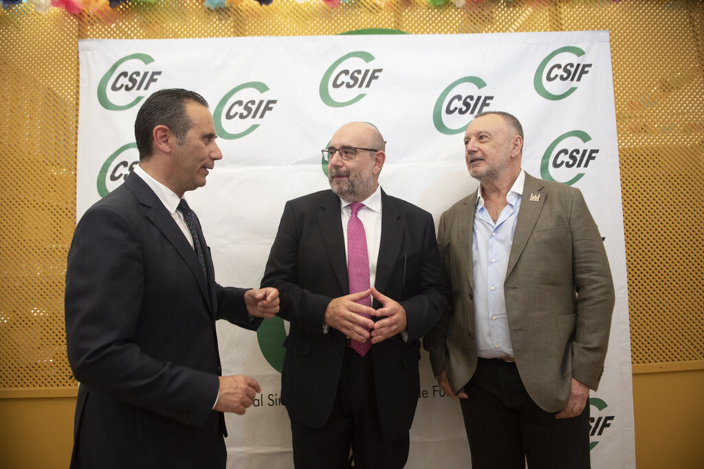 Los presidentes del CSIF Germ&aacute;n Girela (Andaluc&iacute;a), Miguel Borra (nacional) y Rosendo Mart&iacute;nez Colorado (Sevilla), en la caseta del sindicato.