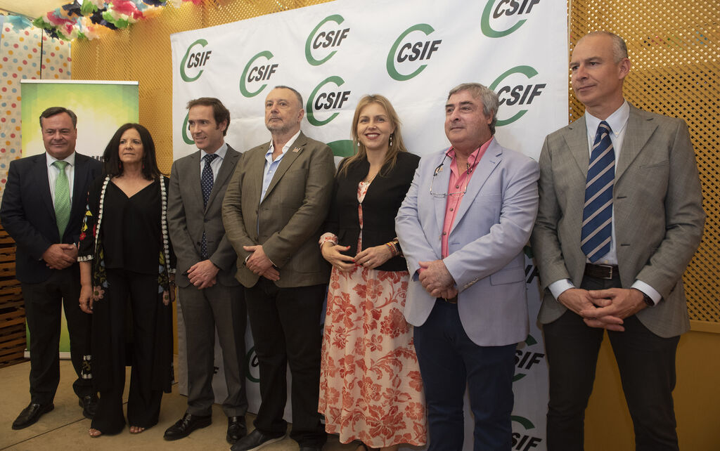 Cristina Pel&aacute;ez, edil y candidata de VOX a la alcald&iacute;a de Sevilla, con dirigentes del CSIF.