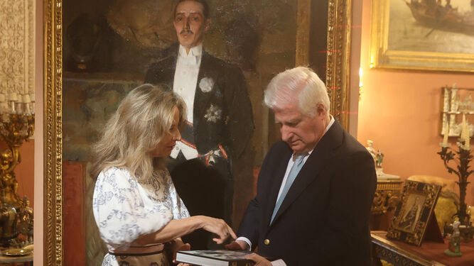 Cristina Carrillo de Albornoz con el Duque de Alba y el retrato pintado por Sorolla.