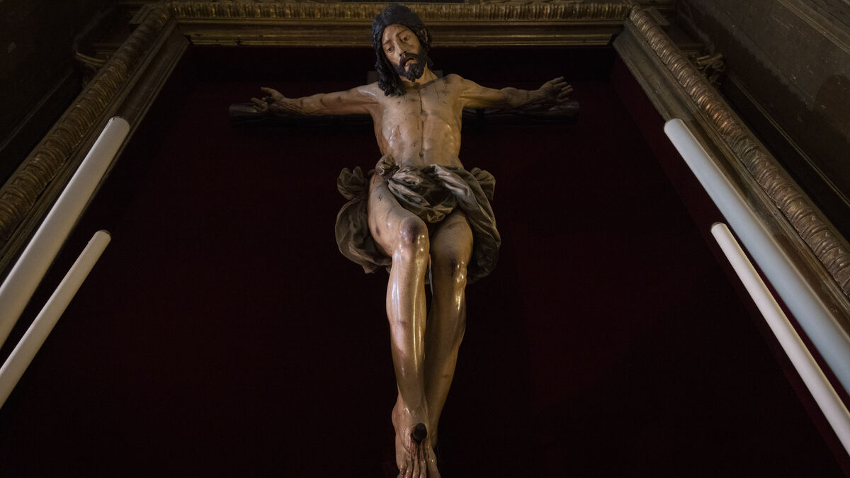 El Cristo de la Misericordia en su altar de la iglesia del convento de Santa Isabel.