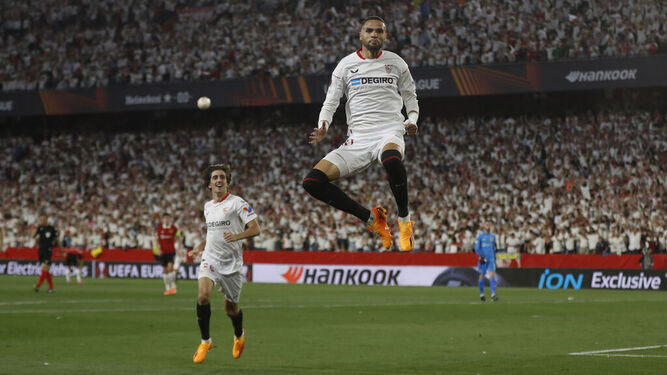 En-Nesyri vuela en un Sánchez-Pizjuán enloquecido tras el segundo gol al Manchester United.