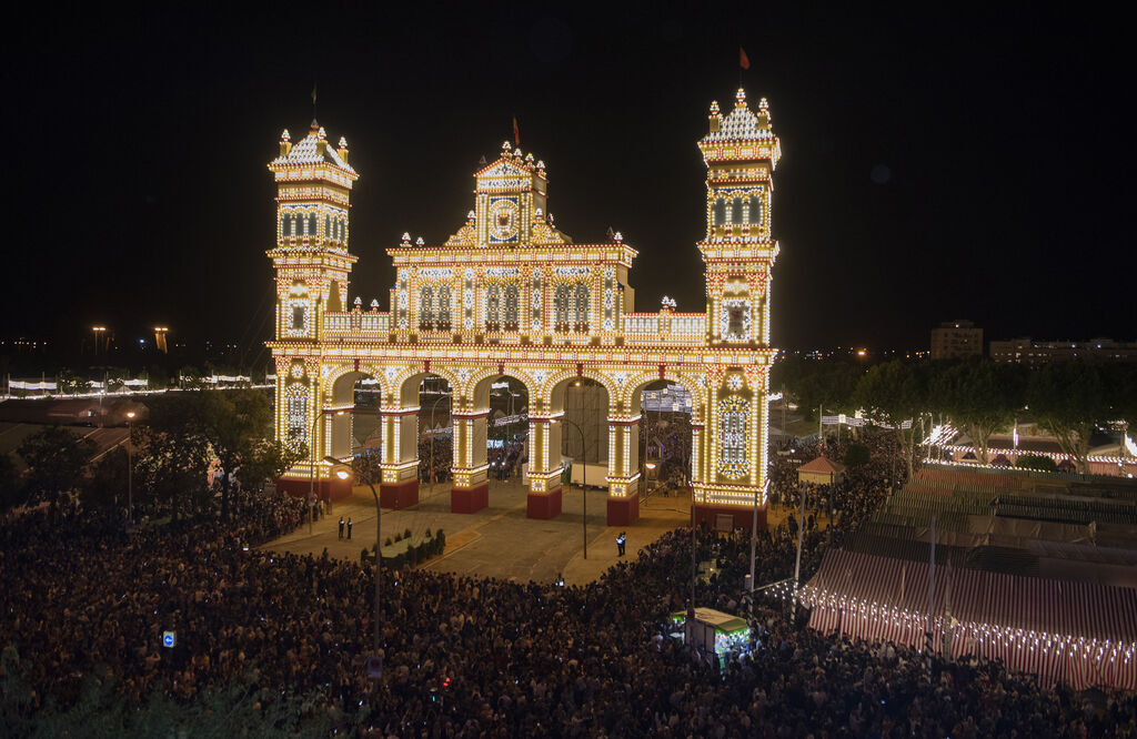 El encendido del Alumbrado de la Feria de Abril de Sevilla 2023, en im&aacute;genes