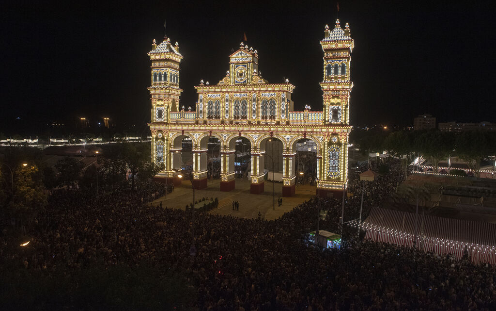 El encendido del Alumbrado de la Feria de Abril de Sevilla 2023, en im&aacute;genes