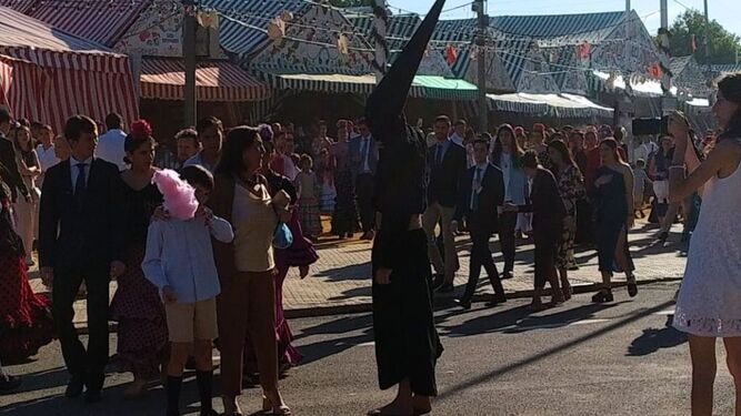 Un nazareno se pasea por la Feria de Sevilla para sorpresa de los allí  presentes y desata el enfado en redes