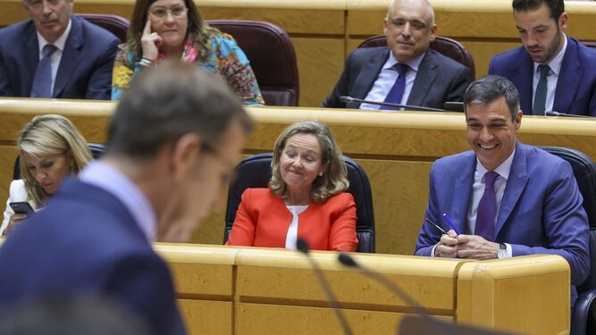 Nadia Calviño y Pedro Sánchez ríen ante la intervención de Alberto Núñez Feijóo en el Senado este martes.