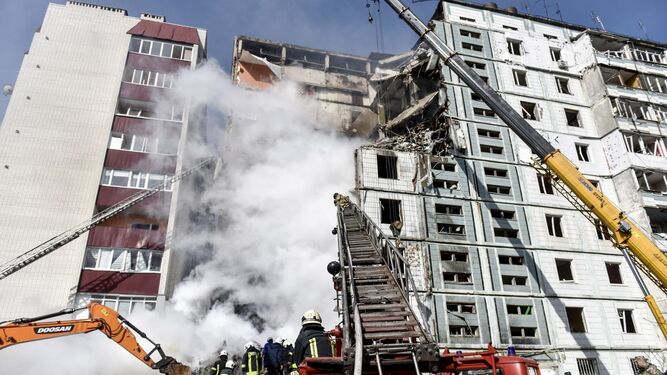 Equipos de rescate trabajan en un edificio de viviendas atacado en la ciudad de Uman.