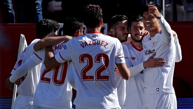 Sarabia celebra con sus compañeros el gol al Girona en febrero de 2018.