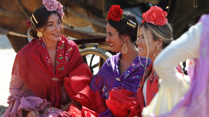 Tres jóvenes vestidas de flamenca en la pasada Feria de Abril.