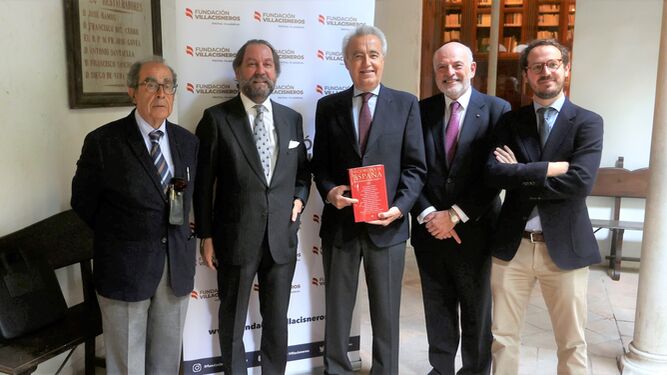 Moreno Alonso, Pérez Maura, Gutiérrez Alviz, Sánchez Saus y Campos Campayo con el libro ‘La Corona en España’.